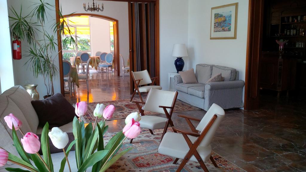 מרינה די מסה Hotel Giulia מראה חיצוני תמונה